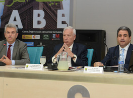 El ministro Margallo presenta en Casa Árabe la revista Atalayar